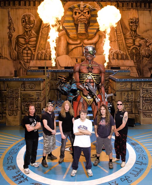 Los componentes de Iron Maiden en el escenario utilizado en la gira
